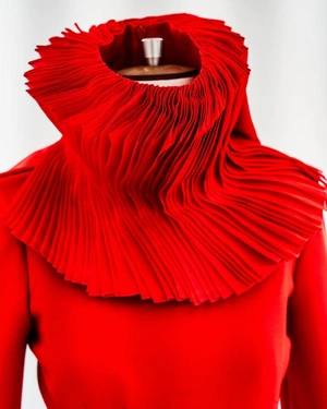 McQueen AW 2025: Новая коллекция с плиссировкой | Новости сайта