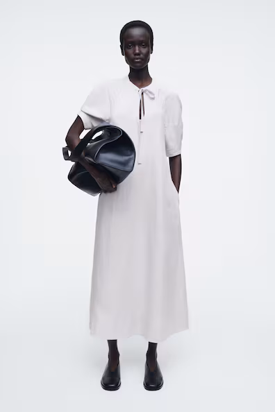 Среднелинейное платье с деталями банта H&M