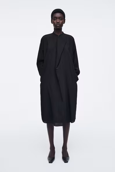 Среднелинейное платье с драпировкой и поясом H&M