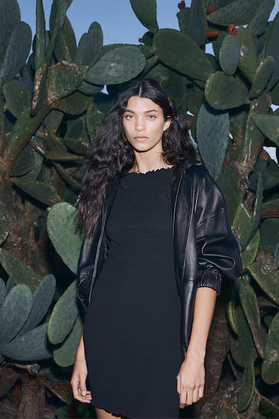 VESTIDO ENRUGADO COM OVERLOCK