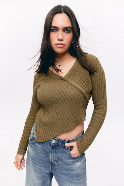 CAMISOLA DE MALHA COM DECOTE CRUZADO ASSIMéTRICA