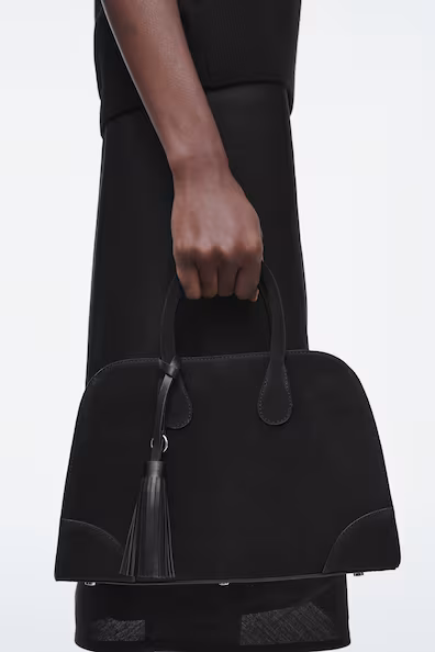 CHARM DE BOLSA DE COURO COM FRANJAS