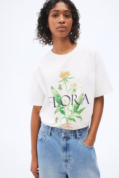 T-SHIRT ADORNADA COM CONTAS