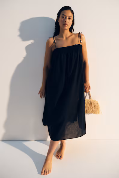 VESTIDO DE PRAIA COM ALçAS DE ATAR