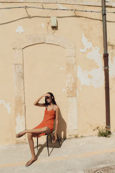 VESTIDO DE ALçAS EM ESTILO CROCHET