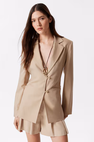 BLAZER COM UMA FILA DE BOTõES E ATILHOS ATRáS
