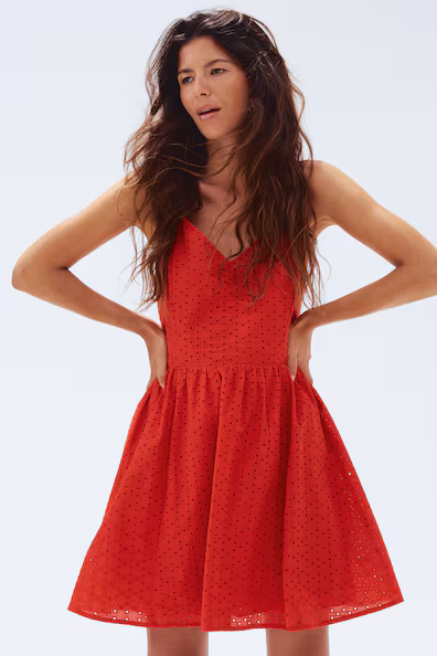 VESTIDO DE ALçAS COM BORDADO INGLêS