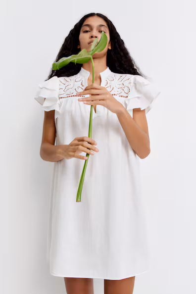 VESTIDO COM BORDADO INGLêS E MANGAS DE FOLHO