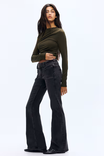 Джинсы с расклешенным низом