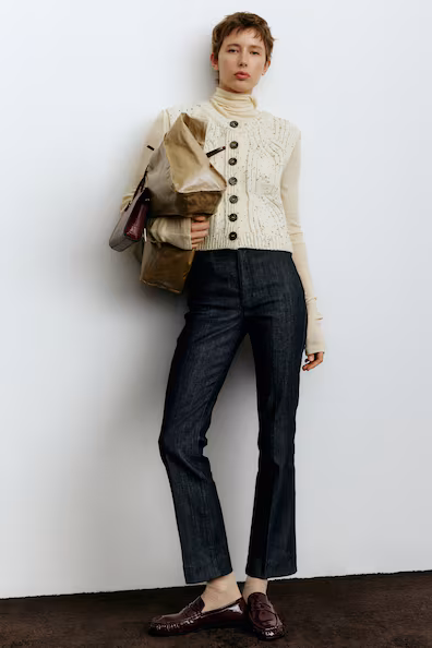 Джинсы с высокой посадкой и расклешенные к низу брючины- Заказать в России