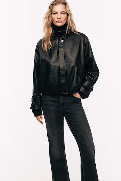 Джинсы с высокой посадкой и расклешенными штанинами