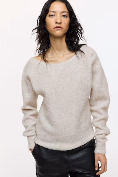 Свитер из альпаки с открытым плечом