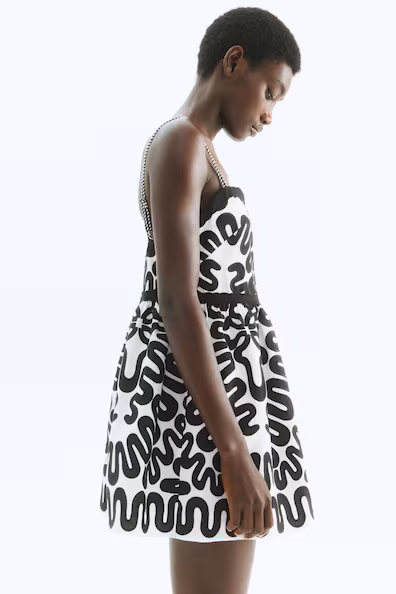 Платье с бретельками и вышивкой