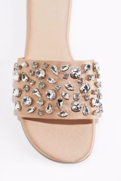 Украшенные сандалии