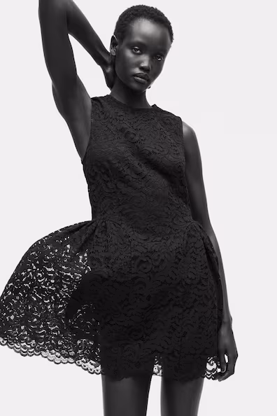 Платье из кружева с расклешенной юбкой- Заказать в России