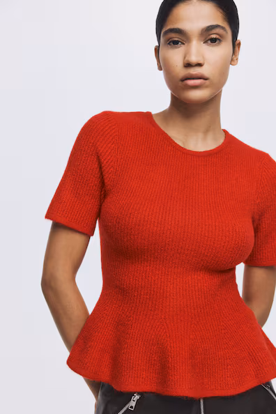 Кофта с баской из рубчикового трикотажа