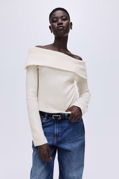 Свитер в рубчик с открытыми плечами- Заказать в России