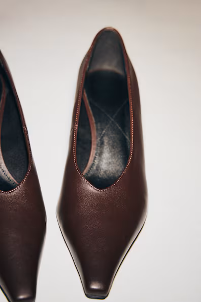 Классические туфли с острым носком