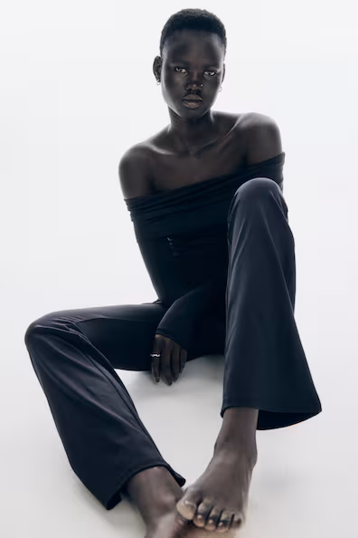 Свитер с открытыми плечами