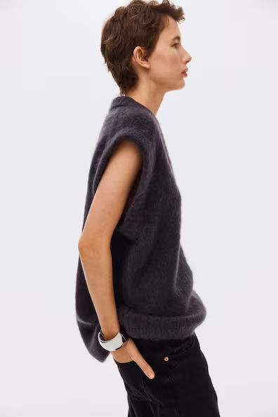 Жилет из мохера с вязаными узорами- Заказать в России