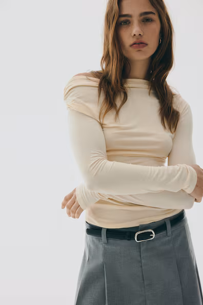 Свитер с одним обнаженным плечом и драпировкой- Заказать в России