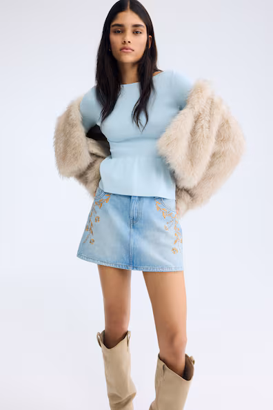 Свитер с баской из трикотажа