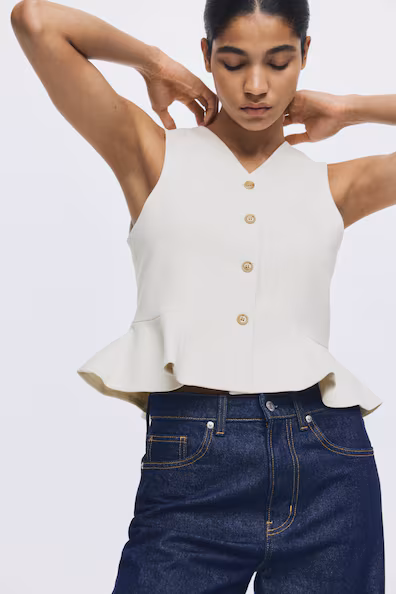 Жакет с баской и V-вырезом