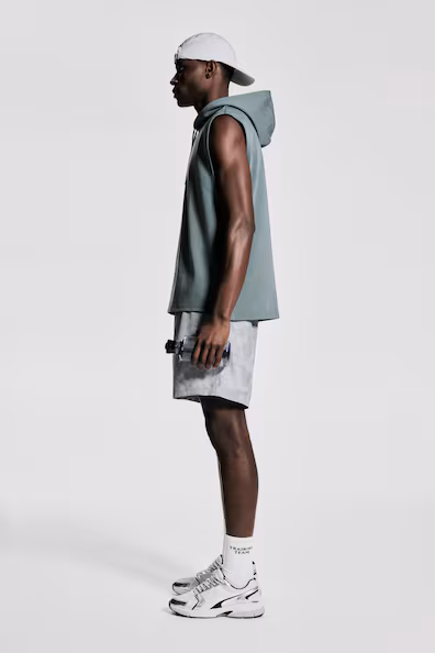 Шорты спортивные средней длины с технологией DRYMOVE™- Заказать в России