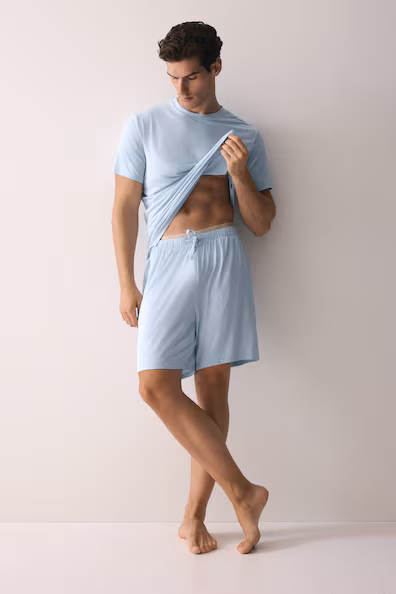 Пижама из футболки и шорт в стиле джерси