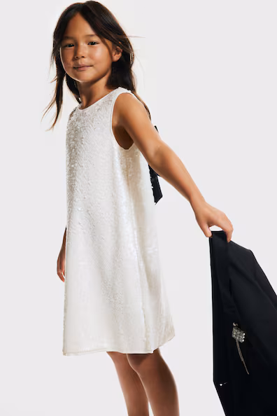 Платье с пайетками и бантом