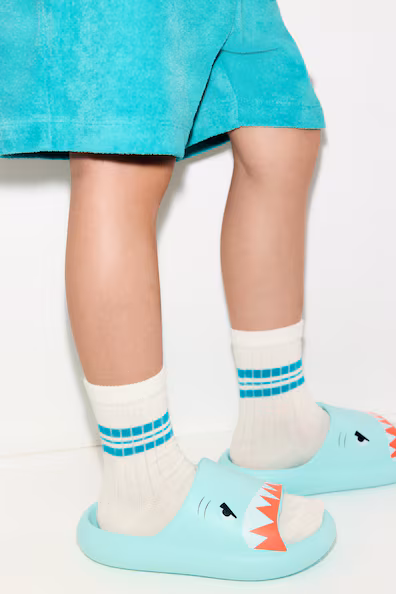 Прочные шлепанцы с ярким принтом