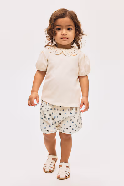 Шорты в бело-розовом цвете с цветочным принтом- Заказать в России