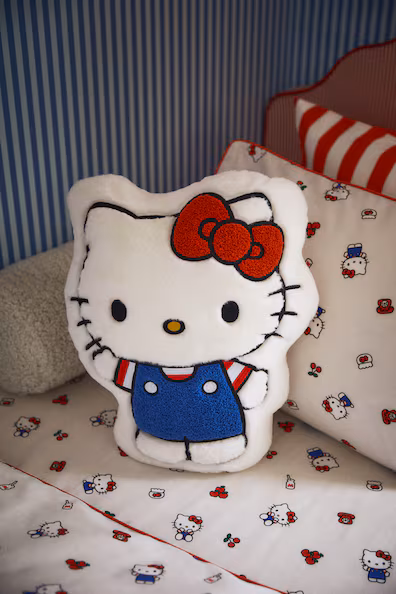 Декоративная подушка из мягкого ворсистого материала- Заказать в России