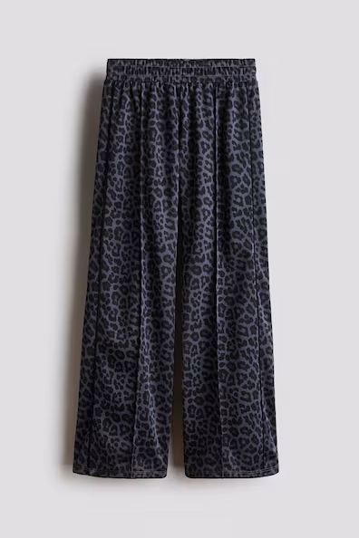 Комфортабельные спортивные брюки с широкими штанинами