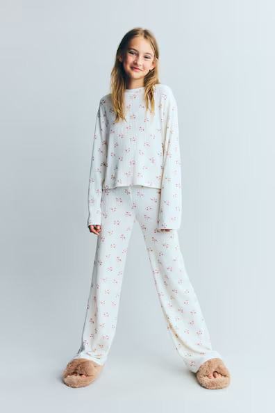 Костюм из свитера и брюк