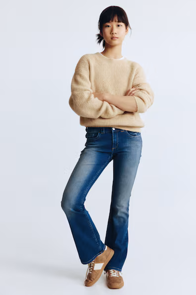 Джинсы свободного кроя с уширенными штанинами