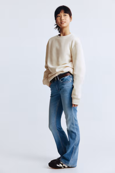 Джинсы с расклешёнными штанинами на поясе- Заказать в России