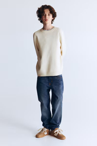 Джинсы комфортного кроя со суженными брючинами- Заказать в России