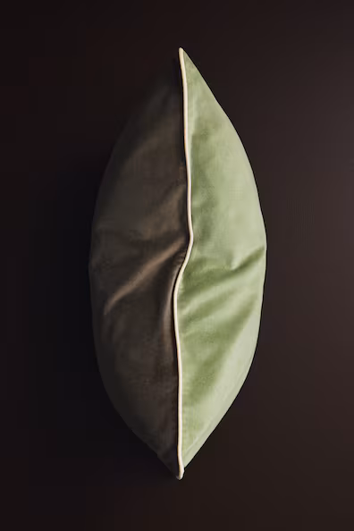 Наволочка из вельвета с контрастной окантовкой