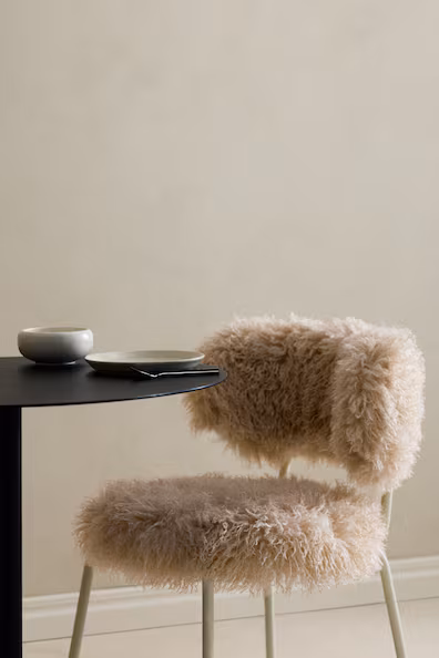 Пушистый стул для кормления