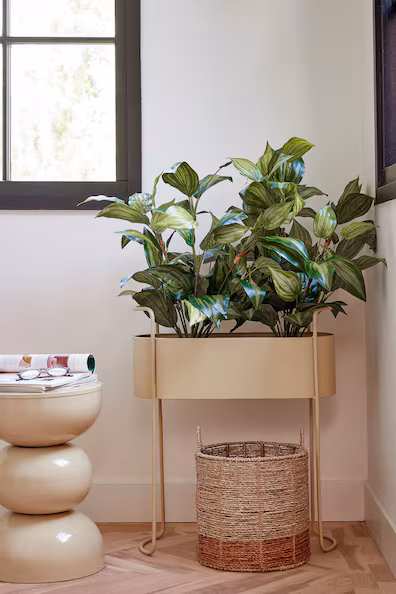 Металлическая ваза с подставкой