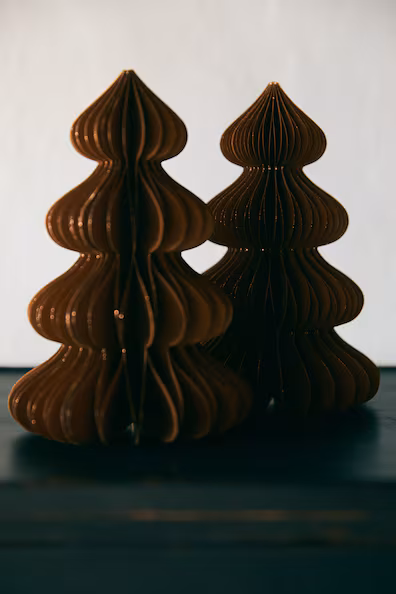 Маленькое украшение в виде сосны из бумаги