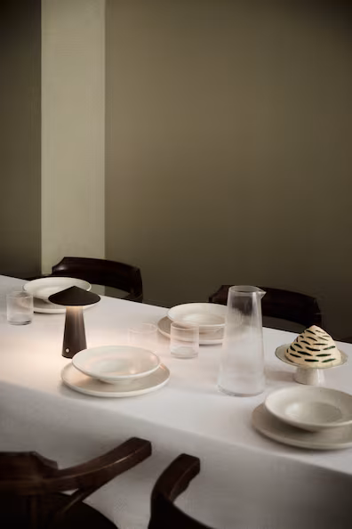 Подносной настольный фонарь с зарядкой