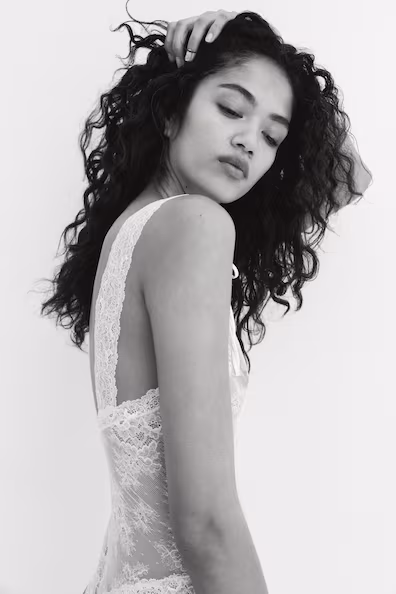 Боди с глубоким вырезом из кружева