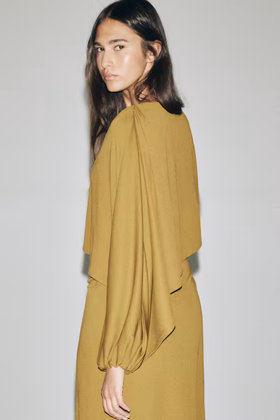 Платье с деталью драпированной накидки- Заказать в России