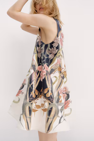 Платье с принтом цветов на кремовом фоне- Заказать в России