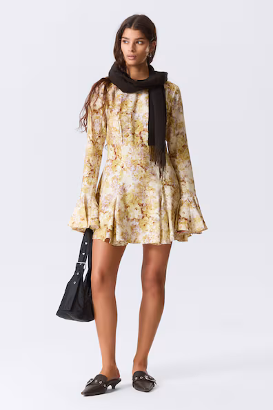 Платье с узкими рукавами и оборками- Заказать в России