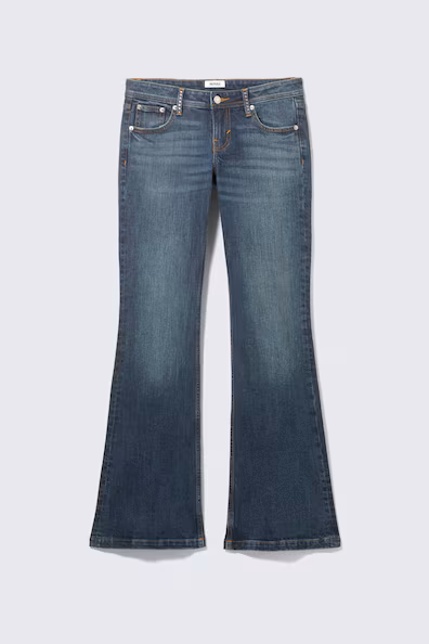 Джинсы-клеш с низкой посадкой и аппликациями- Заказать в России