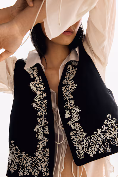 Жилет с вышивкой- Заказать в России