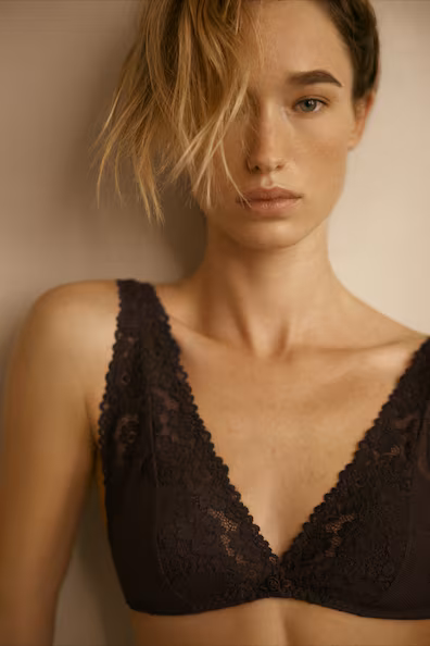 Мягкий бюстгальтер с подкладками из кружева